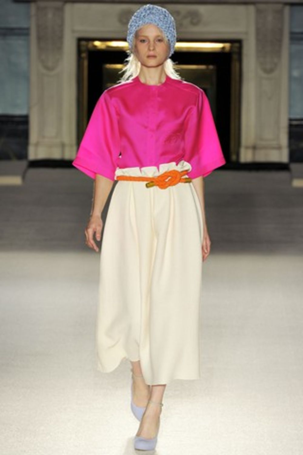 Najnovija kolekcija beogradske dizajnerke Roksande Ilinčić na londonskoj nedelji mode pokupila je samo salve pohvala. Kako piše britanski Vogue, naša kreatorka do te mere je fascinirala Anu Vintur da ona trenutno sa njom pregovara oko toga da se deo ove kolekc