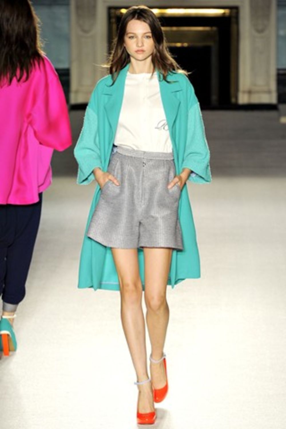 Najnovija kolekcija beogradske dizajnerke Roksande Ilinčić na londonskoj nedelji mode pokupila je samo salve pohvala. Kako piše britanski Vogue, naša kreatorka do te mere je fascinirala Anu Vintur da ona trenutno sa njom pregovara oko toga da se deo ove kolekc