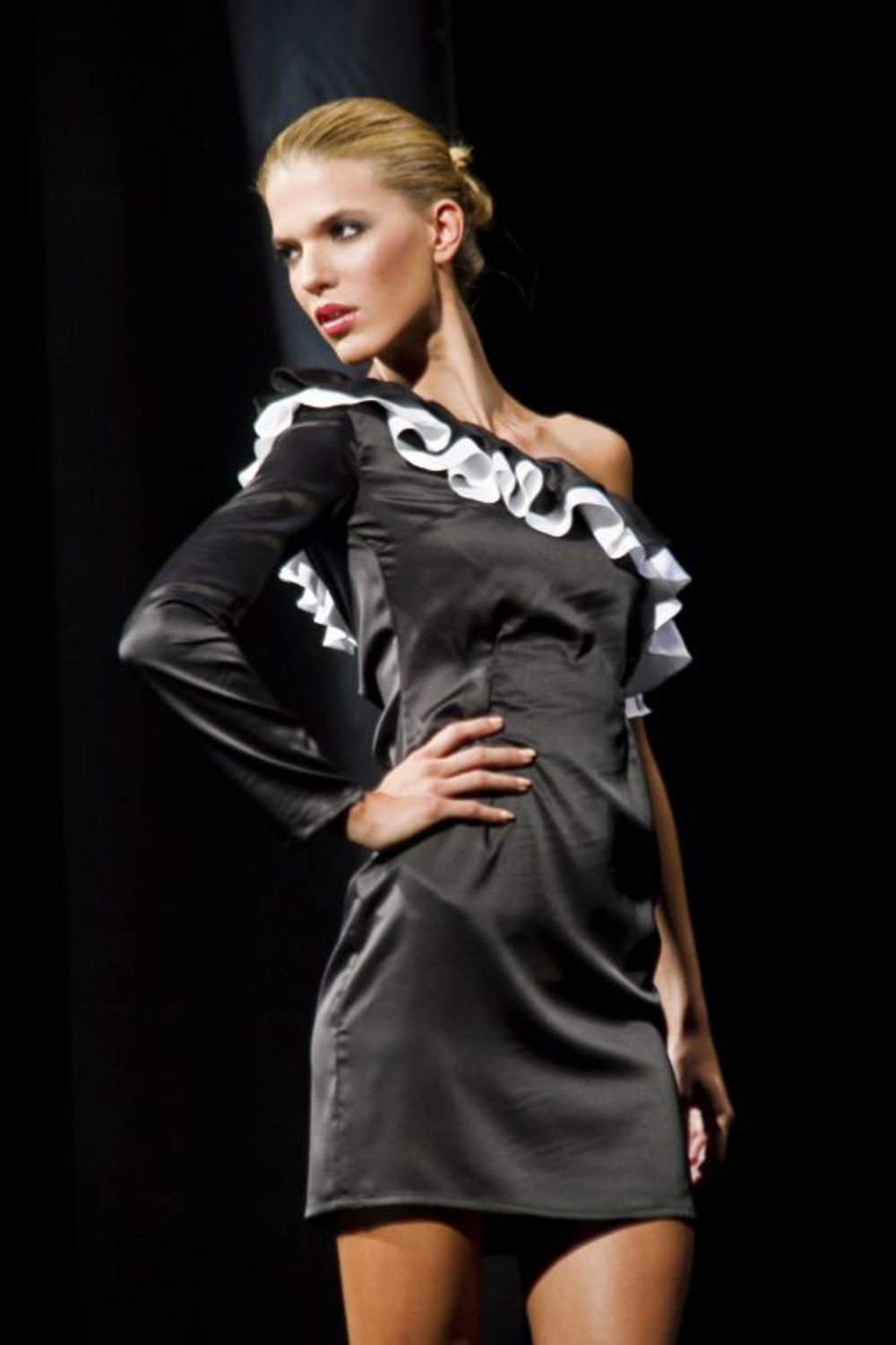 Pogledajte nove modele dizajnerke Marijane Mateus kojis su predstavljeni na reviji pod nazivom Crno beli svet održanoj u prelepom ambijentu Pozorišta na Terazijama. Domaćica večeri bila je glumica Jelena Jovičić koja je gledaoce uz modu, muziku i igru provela