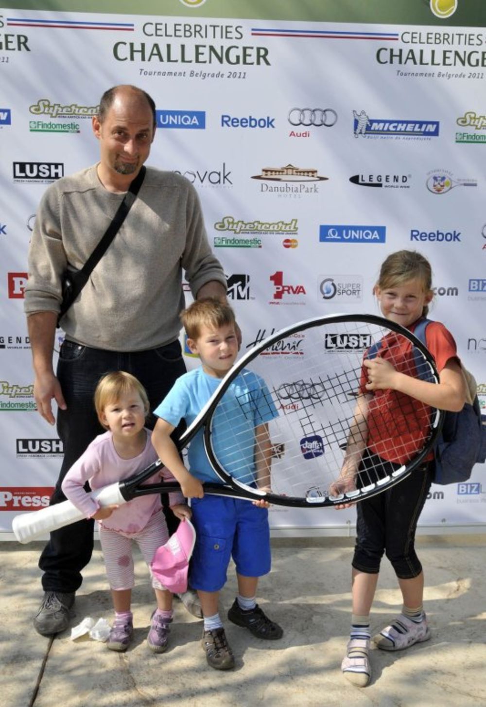 Za vikend je na terenima TC Novak održan šesti teniski turnir poznatih. Izuzetni teniski doživljaj, sjajna zabava i druženje, razna iznenađenja i nagrade i ovoga puta su dočekali brojne posetioce sportsko-zabavnog turnira, koji je okupio veliki broj poznatih l