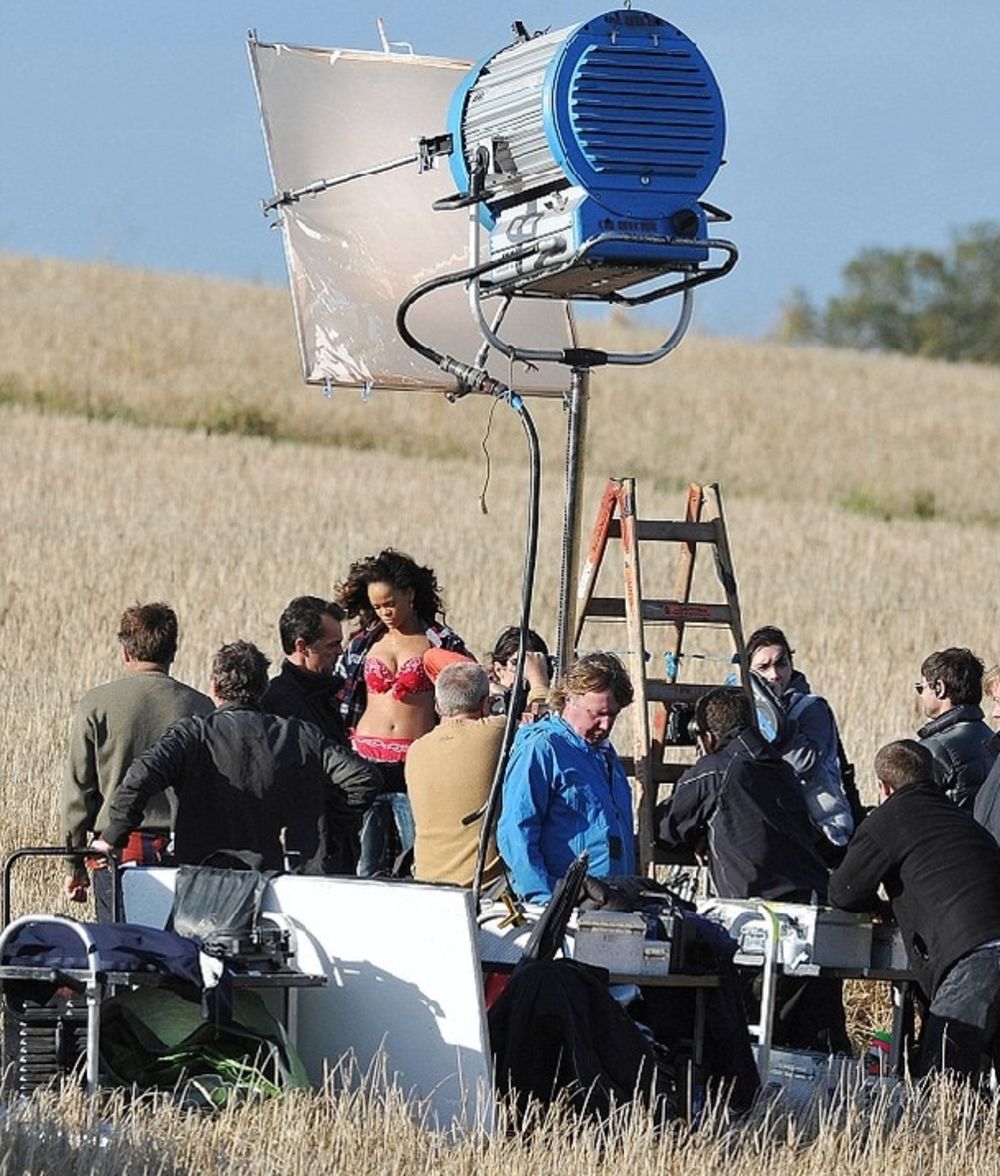 Kao savršenu lokaciju za svoj najnoviji spot za numeru We Found Love, r’n’b zvezda Rijana odabrala je jedno imanje u severnoj Irskoj. Međutim, kada je počelo snimanje, farmer čije je zemljište prekinuo je rad na čitavom projektu pošto smatra da je lepotica sa