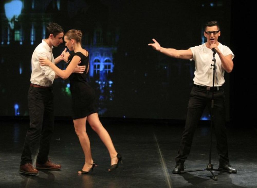 U organizaciji Fashion Company-ja i modne agencije Select održan je modni mjuzikl Fashion & Friends i promocija prvog broja istoimenog free copy fashion & lifestyle magazina. U prisustvu velikog broja poznatih ličnosti i saradnika, publici su predstavl