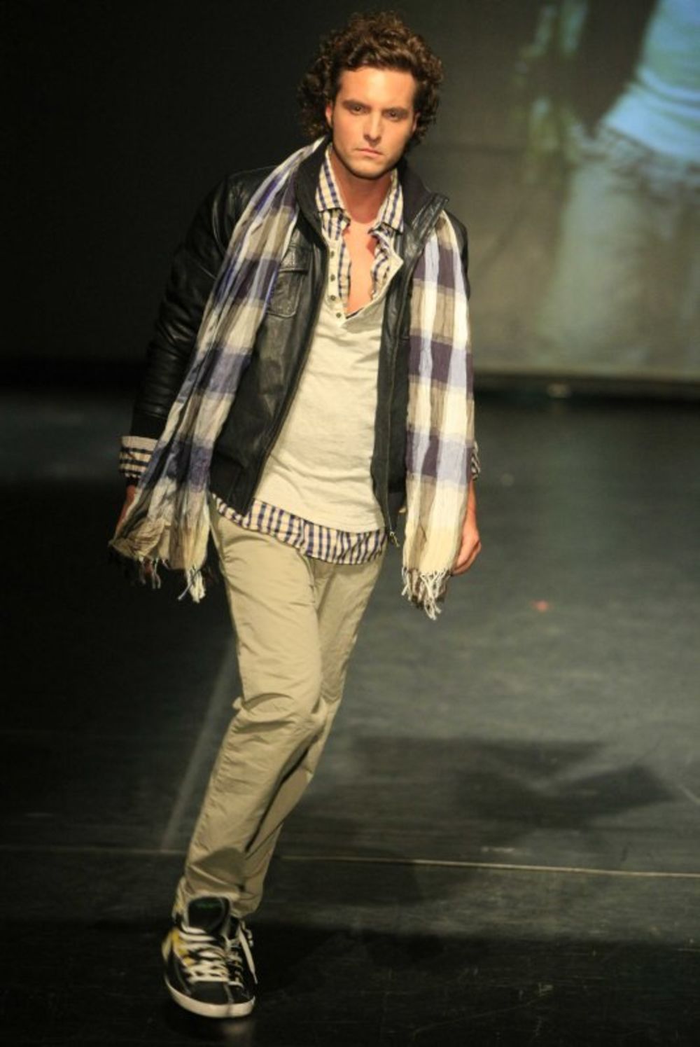 U organizaciji Fashion Company-ja i modne agencije Select održan je modni mjuzikl Fashion & Friends i promocija prvog broja istoimenog free copy fashion & lifestyle magazina. U prisustvu velikog broja poznatih ličnosti i saradnika, publici su predstavl