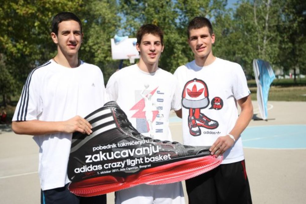 Talentovani mladi košarkaši pokazali su zavidno basket umeće, i pritom se ludo zabavljali na adidas crazy light basket takmičenju koje se odigralo na košarkaškim terenima na Adi Ciganliji. Tokom celog dana, ređale su se trojke, izvođena su spektakularna zakuca