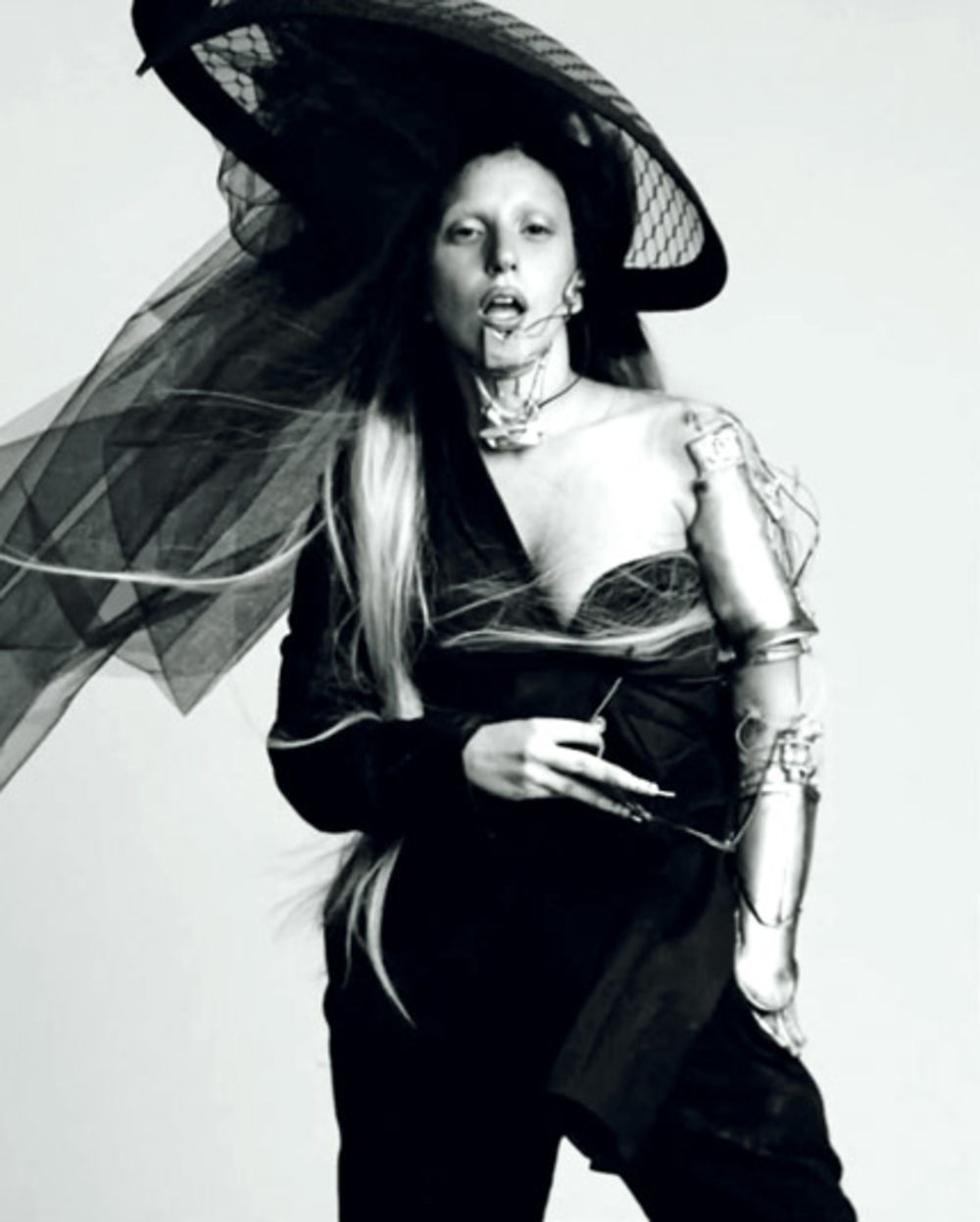 Nakon što je završila set provokativnih fotografija povodom ovogodišnjeg Fashion Weeka u Parizu, Lejdi Gaga (25) odmah se vratila svojim društvenim aktivnostima. Izrevoltirana samoubistvom tinejdžera u Njujorku koji je trpeo napade zbog svoje seksualnosti, pev