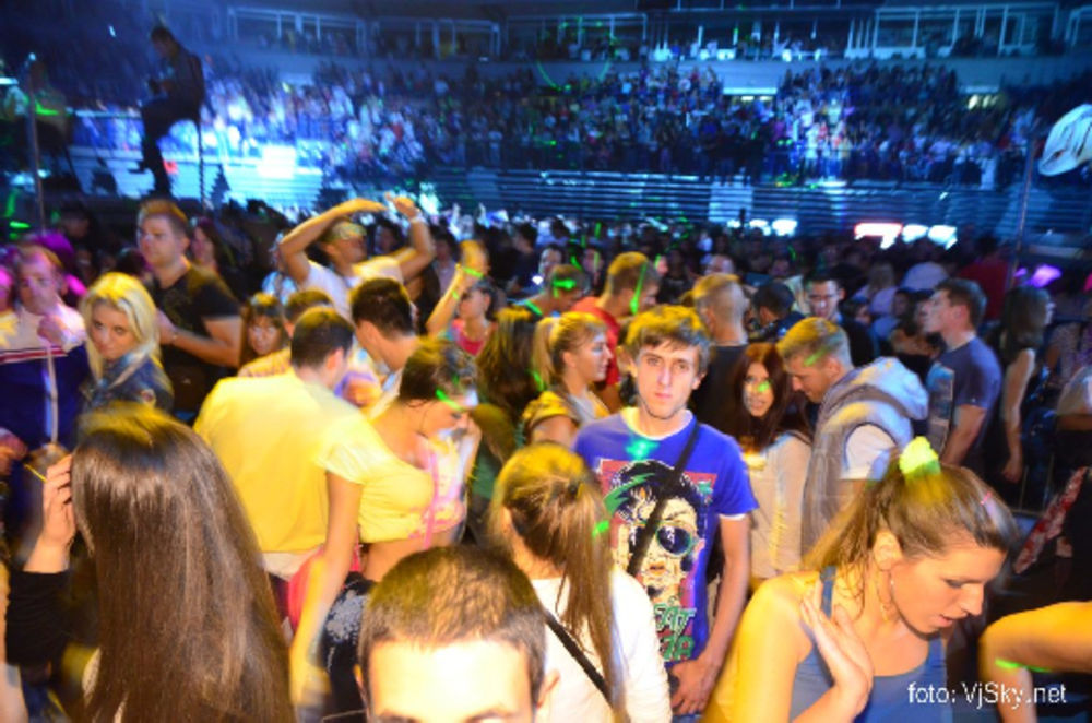 Pogledajte kako je protekla velika žurka u Beogradskoj areni održana pod nazivom Volim devedesete, na kojoj su se pojavili svi akteri muzičke scene aktuelni te burne decenije
