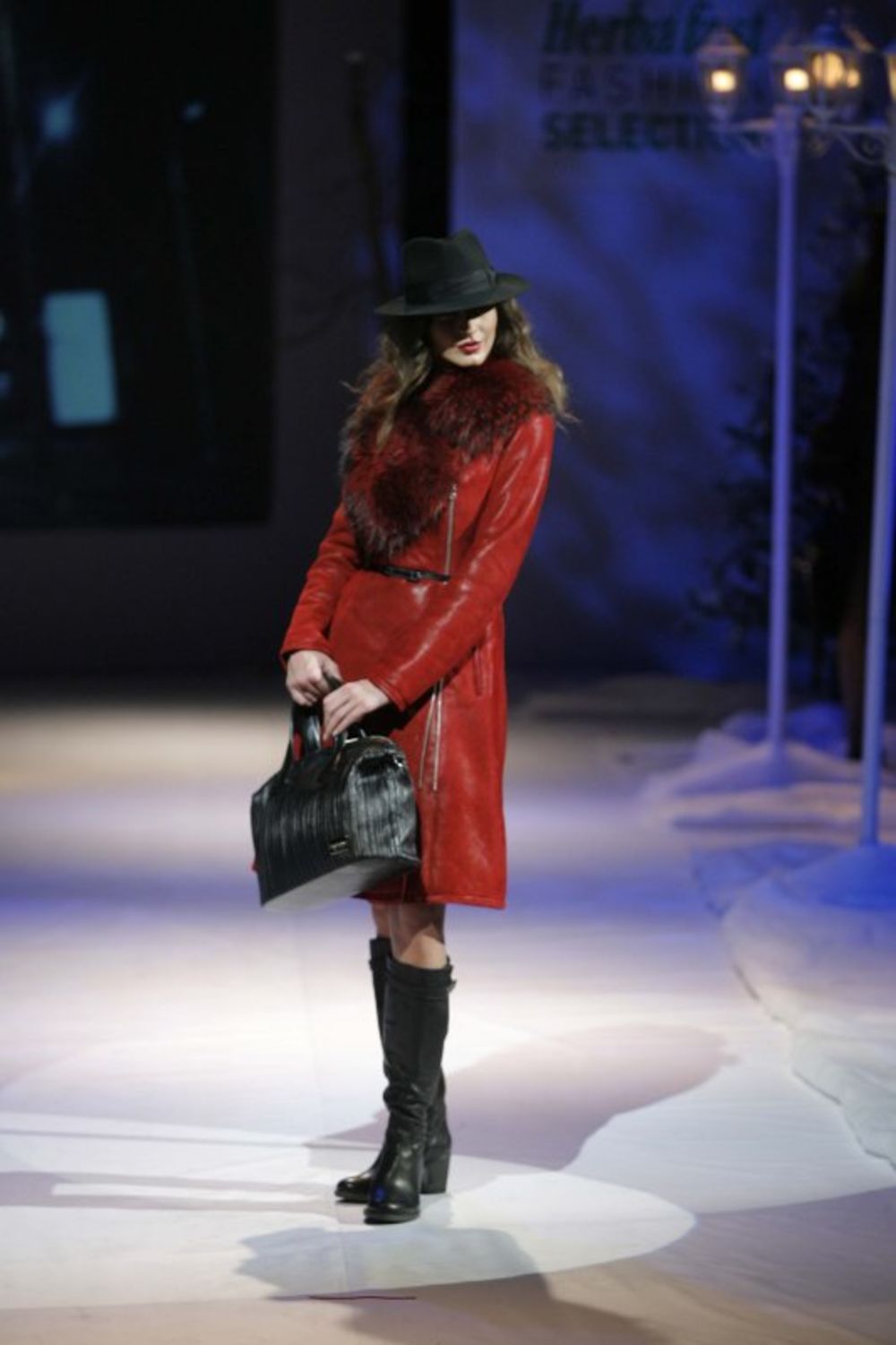 Irena Grahovac upriličila je modni spektakl za pamćenje na otvaranju 19. Herbafast Fashion Selectiona. Pozorište na Terazijama bilo je toliko krcato da mnogi nisu ni uspeli da uđu u salu. Na pozorišnim daskama uz sneg, klupe i kandelabre dočarana je idila zims