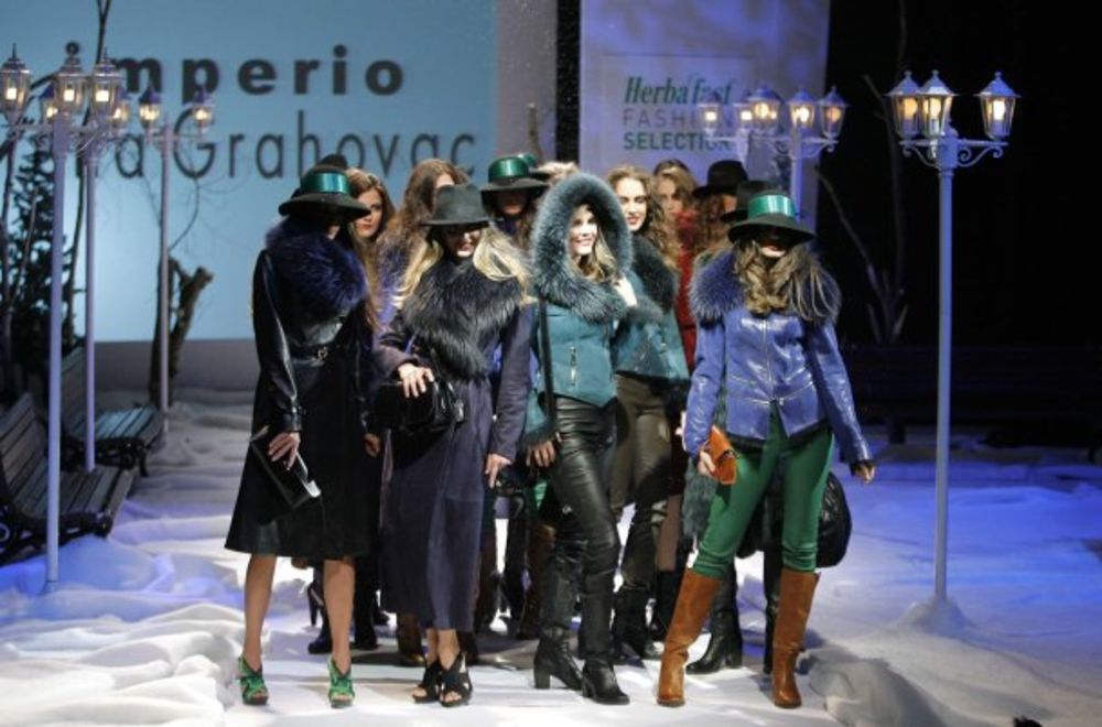 Irena Grahovac upriličila je modni spektakl za pamćenje na otvaranju 19. Herbafast Fashion Selectiona. Pozorište na Terazijama bilo je toliko krcato da mnogi nisu ni uspeli da uđu u salu. Na pozorišnim daskama uz sneg, klupe i kandelabre dočarana je idila zims