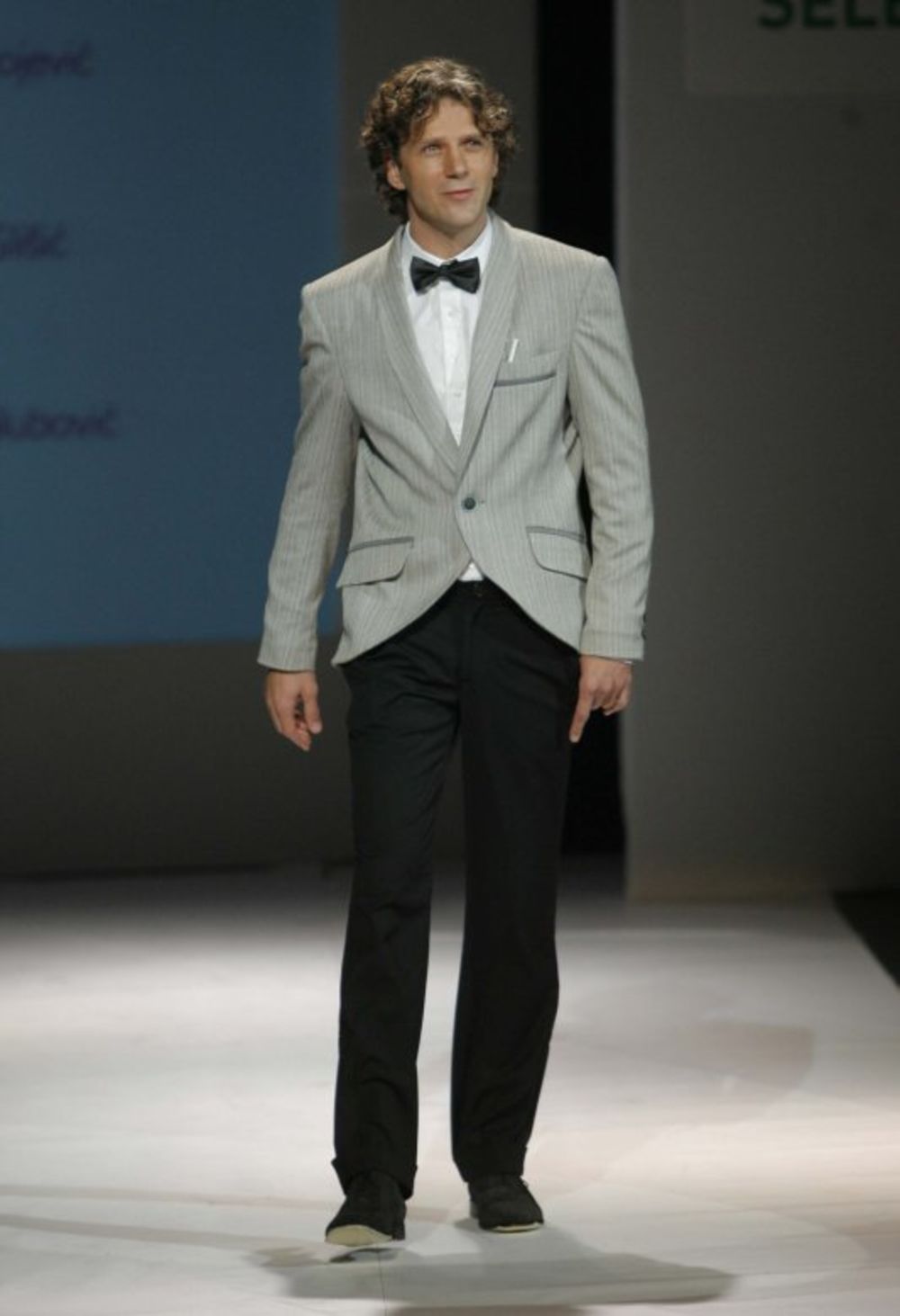 Modna revija, projekat agencije Select, pod nazivom Cine Italiano, otvorila je sinoć, 11. Oktobra u Pozorištu na Terazijama 19. Herbafast Fashion Selection. Ova revija objedinjuje italijanski film i modu, a modele dizajnera Danijele Glišić, Predraga Đuknića, B