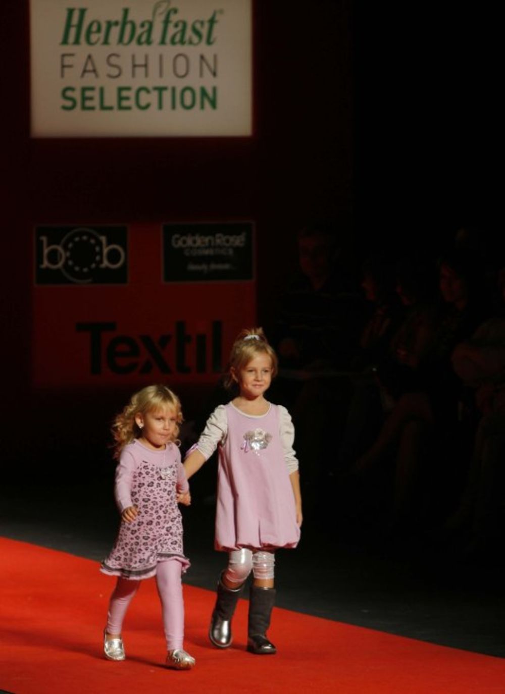 Na Herbafast Fashion Selectionu sinoć su predstavljene kolekcije za decu brendova Chicco, Naturino i Moj kroj, a na pisti su se kao manekeni našle i poznate mame sa svojim mališanima