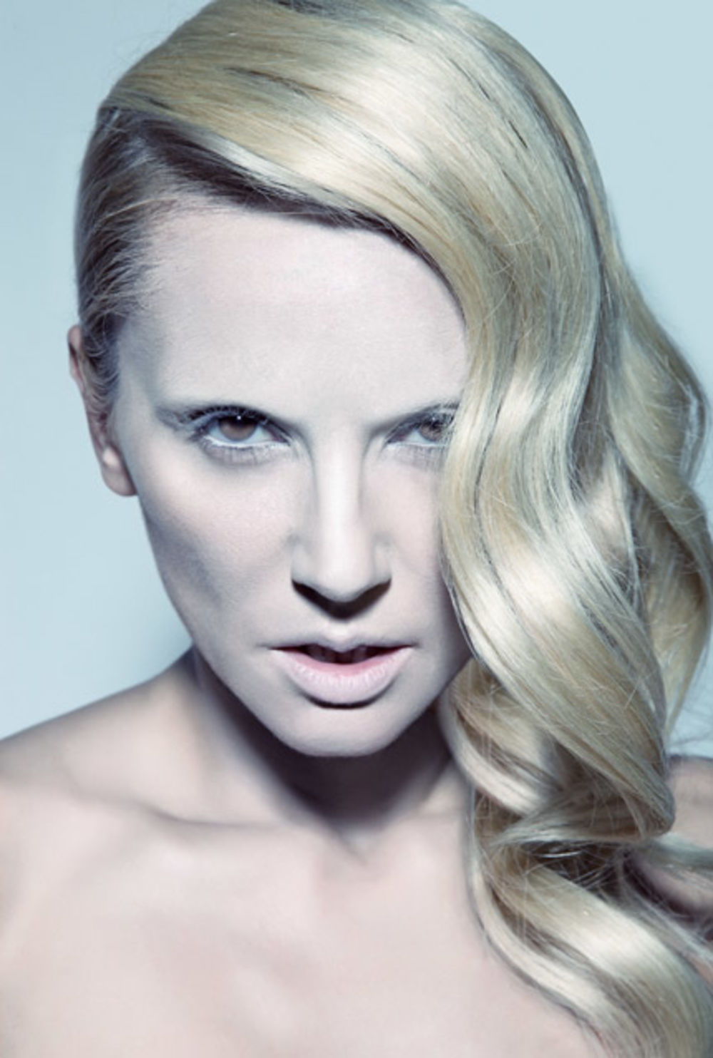 Pevačica Goca Tržan otkriva da je najponosnija na svoju kožu koju pažljivo i sa mnogo truda neguje kako ne bi izgubila na svojoj elastičnosti, i govori na koji način brine o svojoj kosi koju je izlagala mnogim eksperimentima