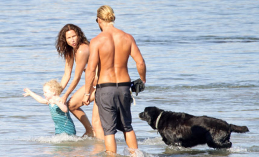 Slavna glumica Mini Drajver (41) uslikana je nedavno na plaži u Malibuu kako razmenjuje nežnosti sa novim dečkom Metom Felkerom (31).