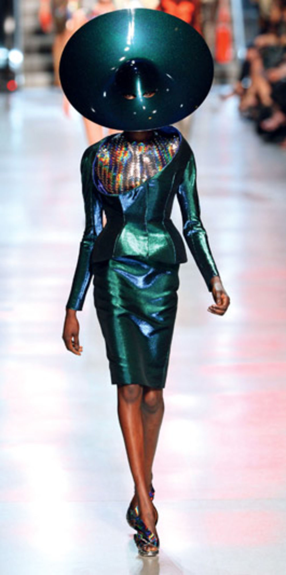 Na Fashion weeku u Parizu najupečatljivija bila je revija Marc Jacobs za Louis Vuitton koju je obeležio glamurozni izlazak na pistu popularne manekenke Kejt Mos