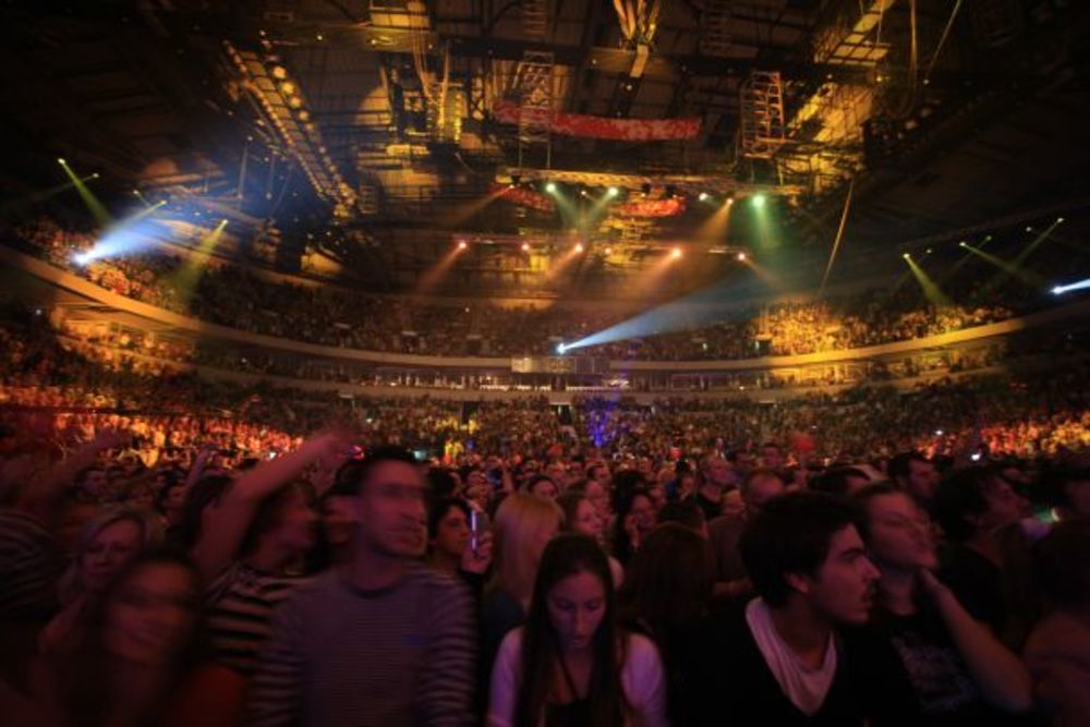 Miljenica publike Lepa Brena priredila je u Beogradskoj areni provod za pamćenje, a više od 15.000 fanova pevalo je nezaboravne hitove. Folk diva na koncert je došla helikopterom, a na početku nastupa publika joj je pesmom čestitala 51. rođendan.