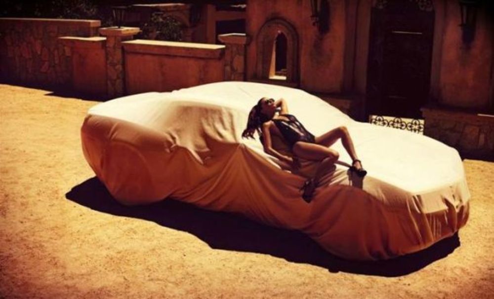 Atraktivna glumica Eva Longorija stala je pred objektiv poznatog modnog fotografa Mikelanđela Di Batiste i pokazala svojim koleginicama da golotinja nije preduslov za seksepil. Zvezda serijala Očajne domaćice pokazala je svoje skladno telo i još jednom ostavil