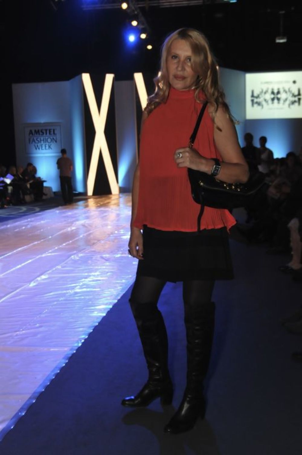 U okviru 30. Amstel Fashion Weeka, koji se održava u BelExpo centru, sinoć je priređena retrospektivna izložba 30 najprestižnijih domaćih dizajnera koji su prethodnih petnaest godina izlagali na Beogradskoj nedelji mode, kao i modeli novih dizajnera: Ive Sokov