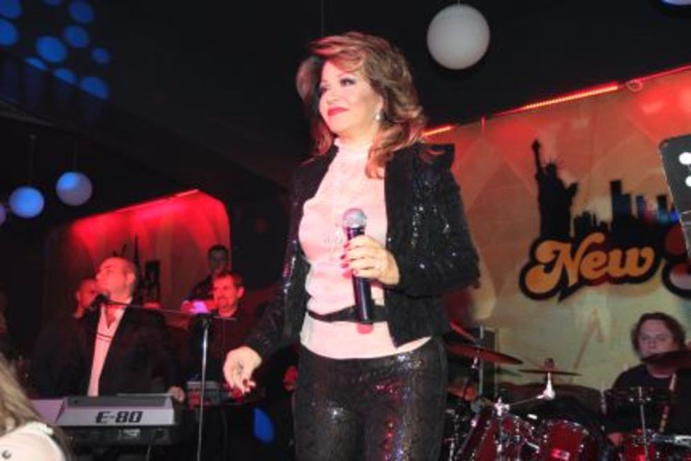 Pevačica Neda Ukraden u sredu veče nastupila je u poznatom prestoničkom klubu Magacin, a mnogobrojni gosti do kasno u noć u glas su pevali nove i stare hitove popularne dame.