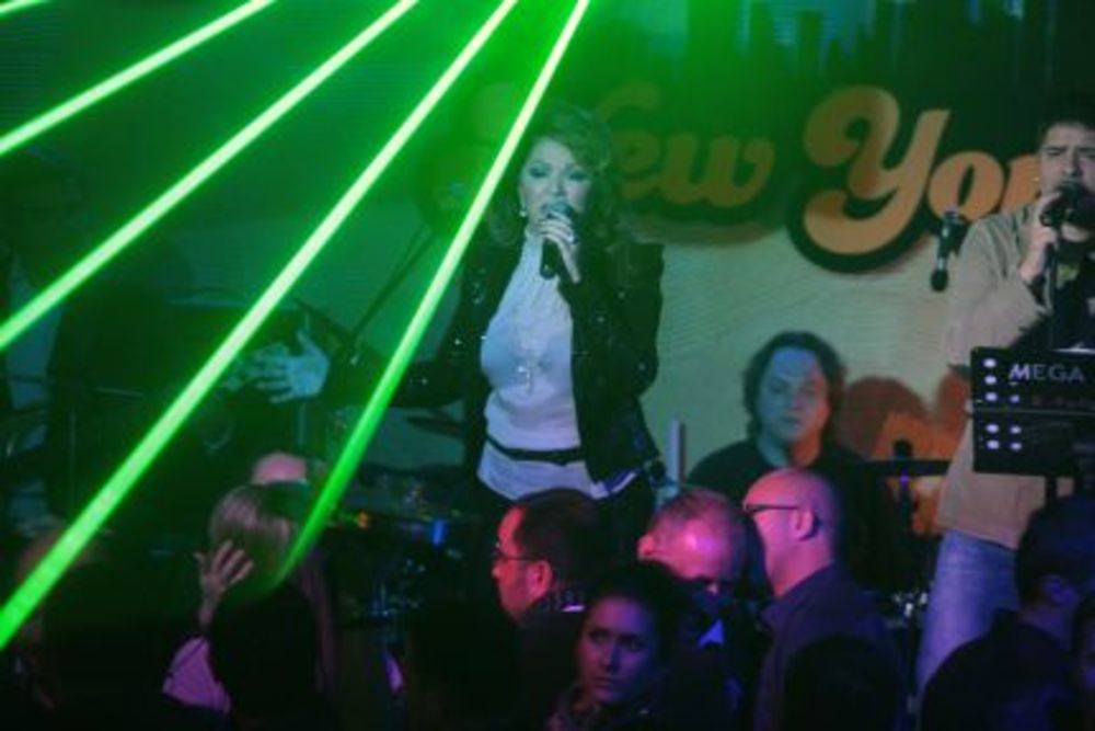 Pevačica Neda Ukraden u sredu veče nastupila je u poznatom prestoničkom klubu Magacin, a mnogobrojni gosti do kasno u noć u glas su pevali nove i stare hitove popularne dame.