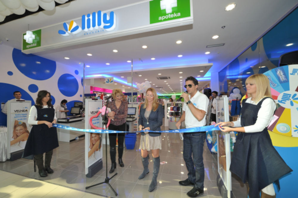 U prijatnoj i zanimljivoj atmosferi shopping centra Ušće kompanija Lilly otvorila je juče, 5. novembra novu, 115. po redu Lilly drogeriju i stotu apoteku uz prisustvo predstavnika medija i vernih potrošača. Poznati voditelj televizije Pink, Vladimir Stanojević