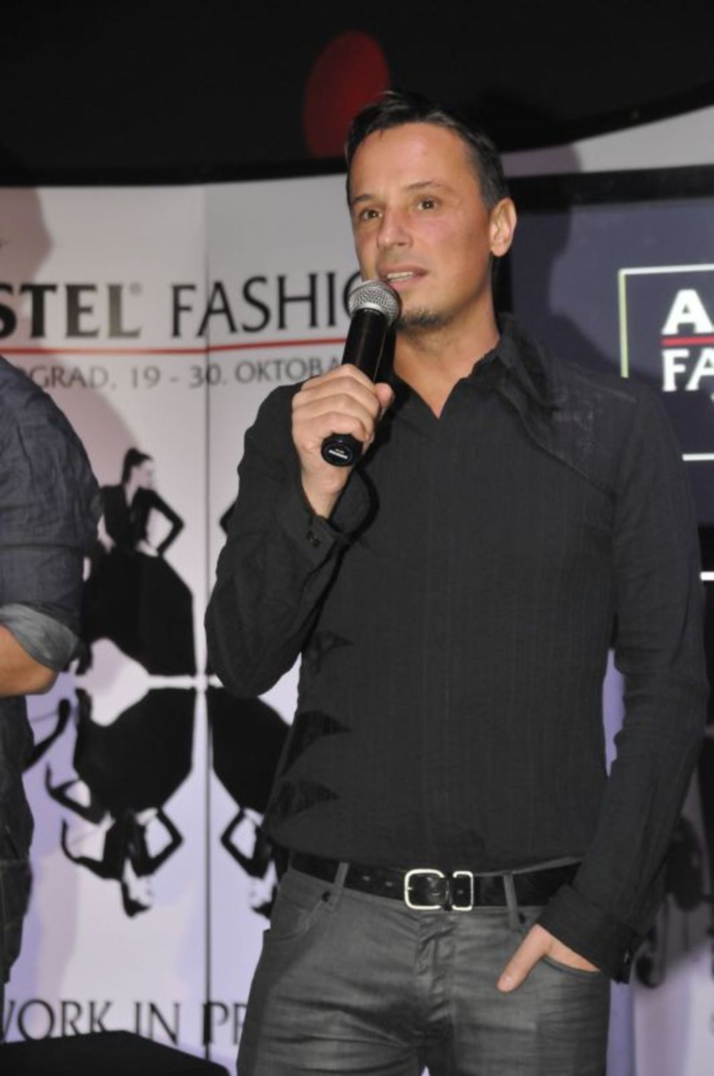 Tradicionalne nagrade za najbolje učesnike 30. Amstel Fashion Week-a svečano su uručene u utorak 8. novembra u novootvorenom klubu Opposite. Tokom dodele nagrada ekskluzivno je bio izložen model Nataše Šarić, koja će Srbiju predstavljati na prvom World Fashion