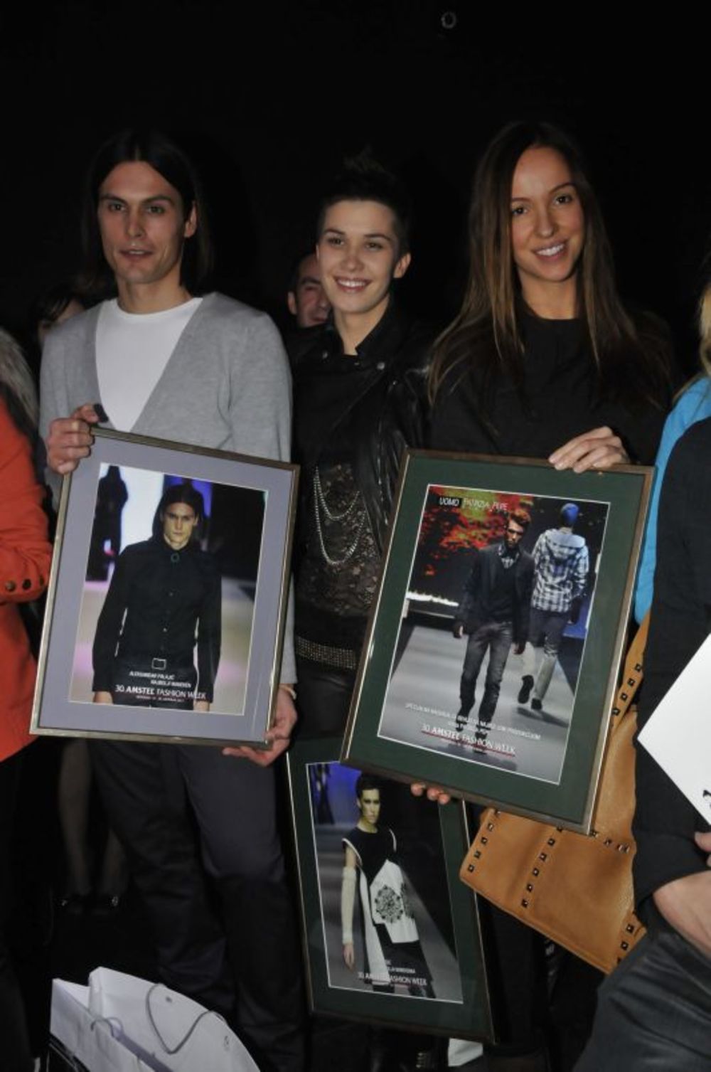 Tradicionalne nagrade za najbolje učesnike 30. Amstel Fashion Week-a svečano su uručene u utorak 8. novembra u novootvorenom klubu Opposite. Tokom dodele nagrada ekskluzivno je bio izložen model Nataše Šarić, koja će Srbiju predstavljati na prvom World Fashion