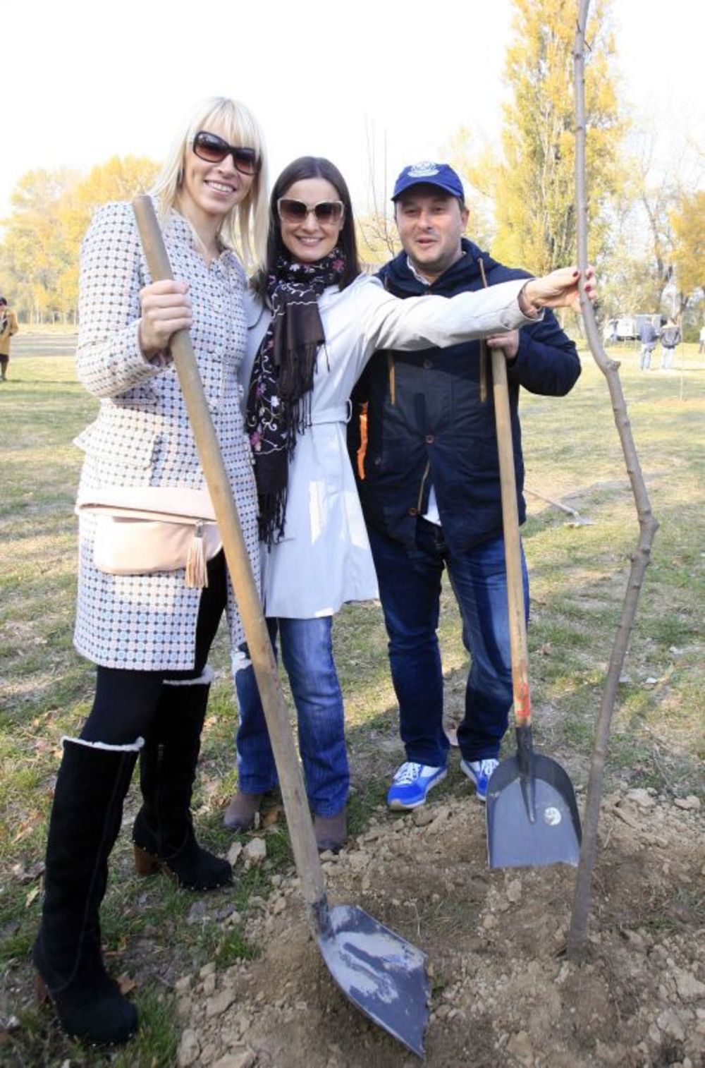 Zajedničkom akcija medija i Sekretarijata za zaštitu životne sredine grada Beograda juče je pošumljeno gotovo 3 hektara zemljišta kod palate Srbija (stari SIV) na Novom Beogradu. Posađeno je ukupno 550 novih stabala hrasta, cera, jasena, lipe, bresta i drugog