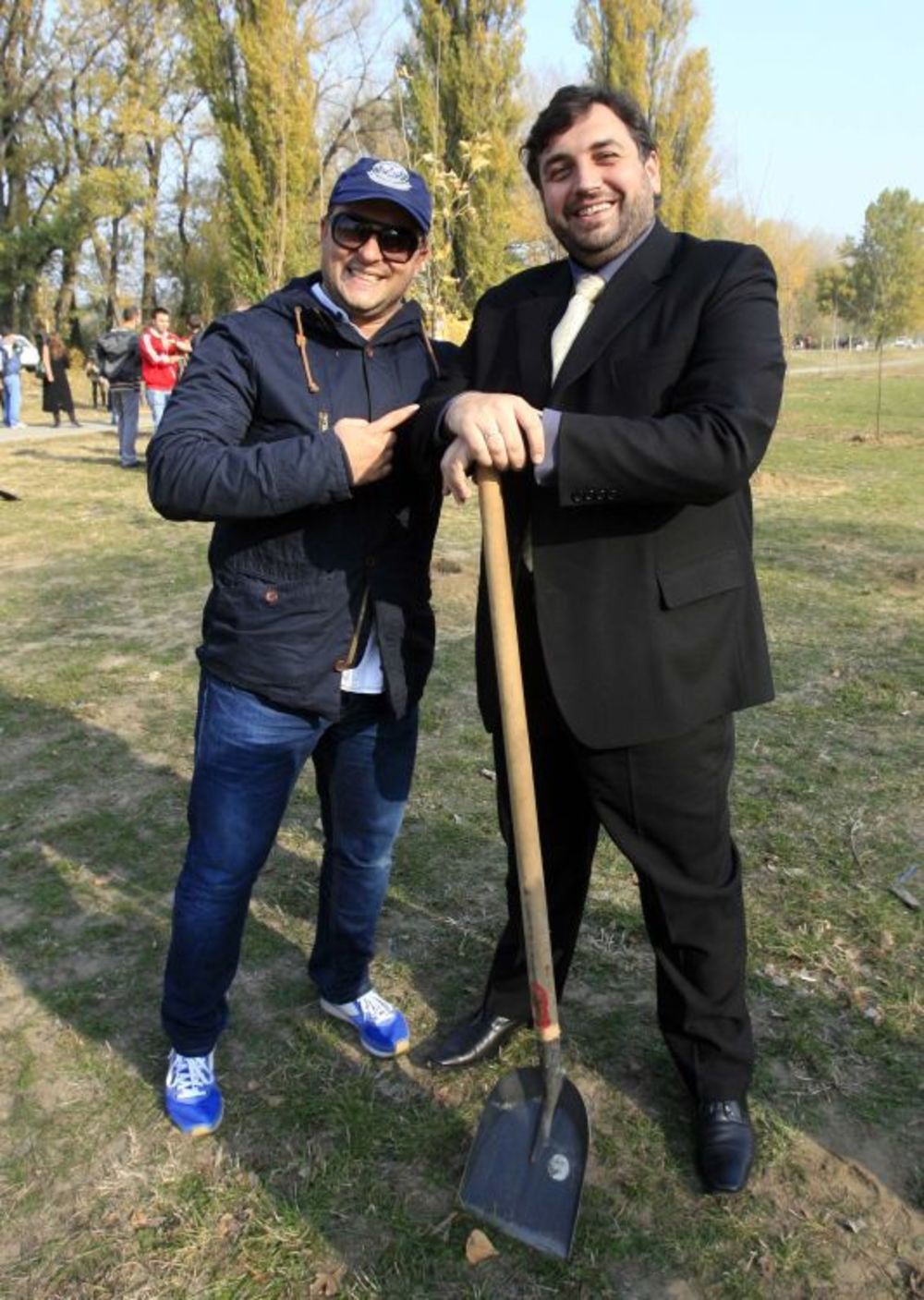 Zajedničkom akcija medija i Sekretarijata za zaštitu životne sredine grada Beograda juče je pošumljeno gotovo 3 hektara zemljišta kod palate Srbija (stari SIV) na Novom Beogradu. Posađeno je ukupno 550 novih stabala hrasta, cera, jasena, lipe, bresta i drugog