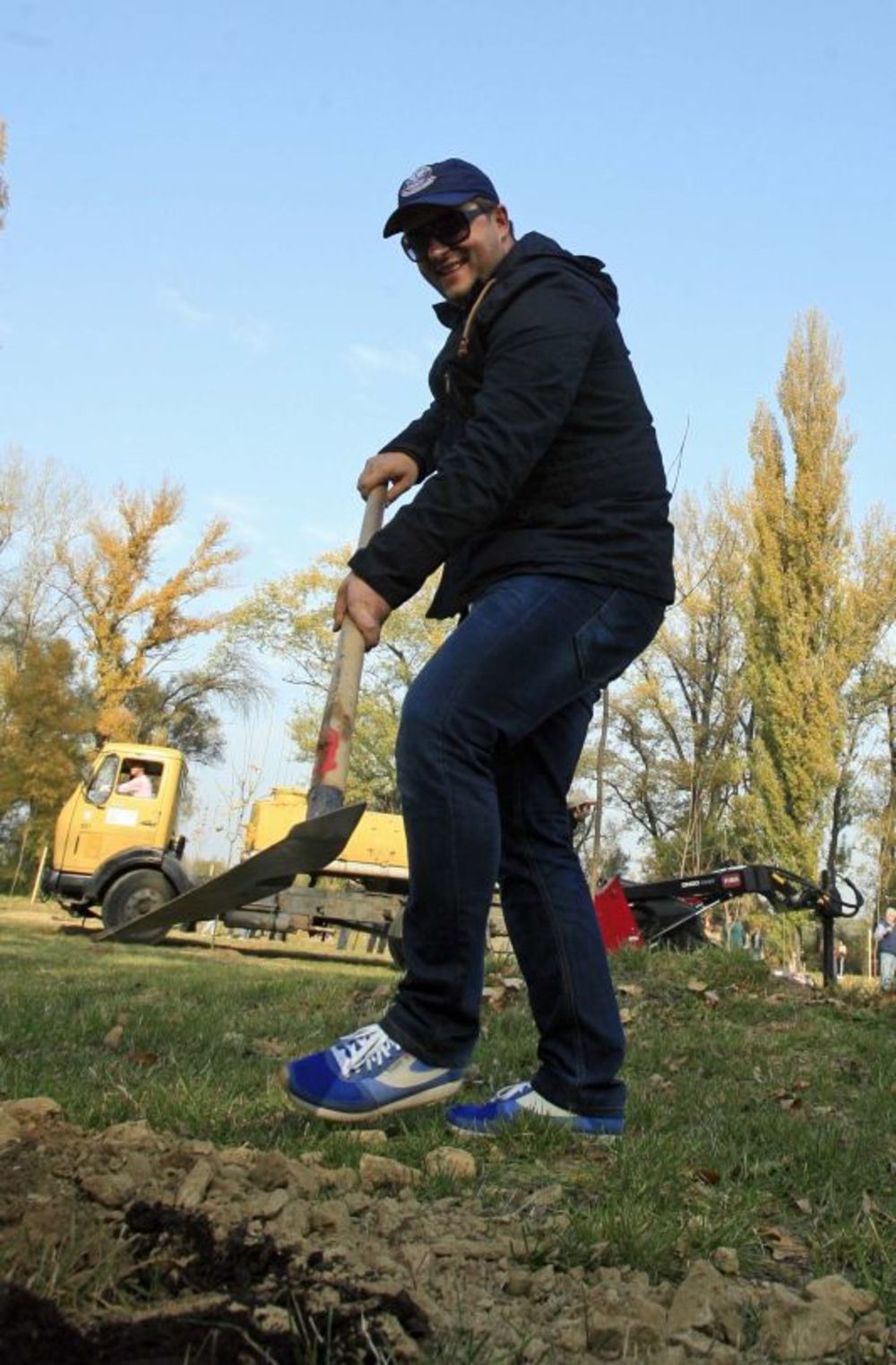 Zajedničkom akcija medija i Sekretarijata za zaštitu životne sredine grada Beograda juče je pošumljeno gotovo 3 hektara zemljišta kod palate Srbija (stari SIV) na Novom Beogradu. Posađeno je ukupno 550 novih stabala hrasta, cera, jasena, lipe, bresta i drugog