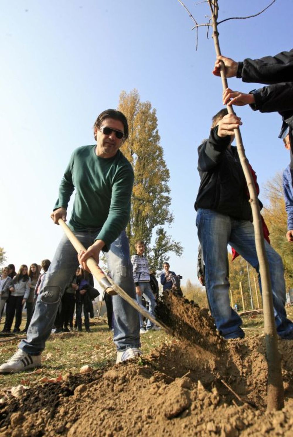 Zajedničkom akcija medija i Sekretarijata za zaštitu životne sredine grada Beograda juče je pošumljeno gotovo 3 hektara zemljišta kod palate Srbija (stari SIV) na Novom Beogradu. Posađeno je ukupno 550 novih stabala hrasta, cera, jasena, lipe, bresta i drugog