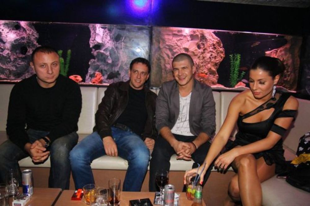 U sredu devetog novembra u beogradskom klubu Molokini, popularna mlada grupa Lexington , održala je promociju novog visokobudžetnog video spota za singl Ma sretno. Veći deo spota sniman je u Austrijskoj prestonici, Beču, a glavnu ulogu u spotu tumači lepa mane