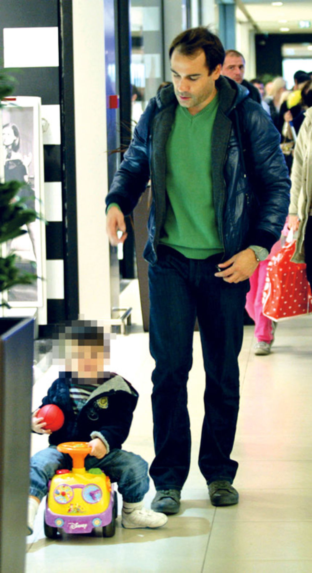 Niske temperature naterale su glumca Srđana Timarova (35) da nedavno zajedno sa svojim sinčićem Lazarom (3) potraži zabavu, ali i zaklon u unutrašnjosti tržnog centra.