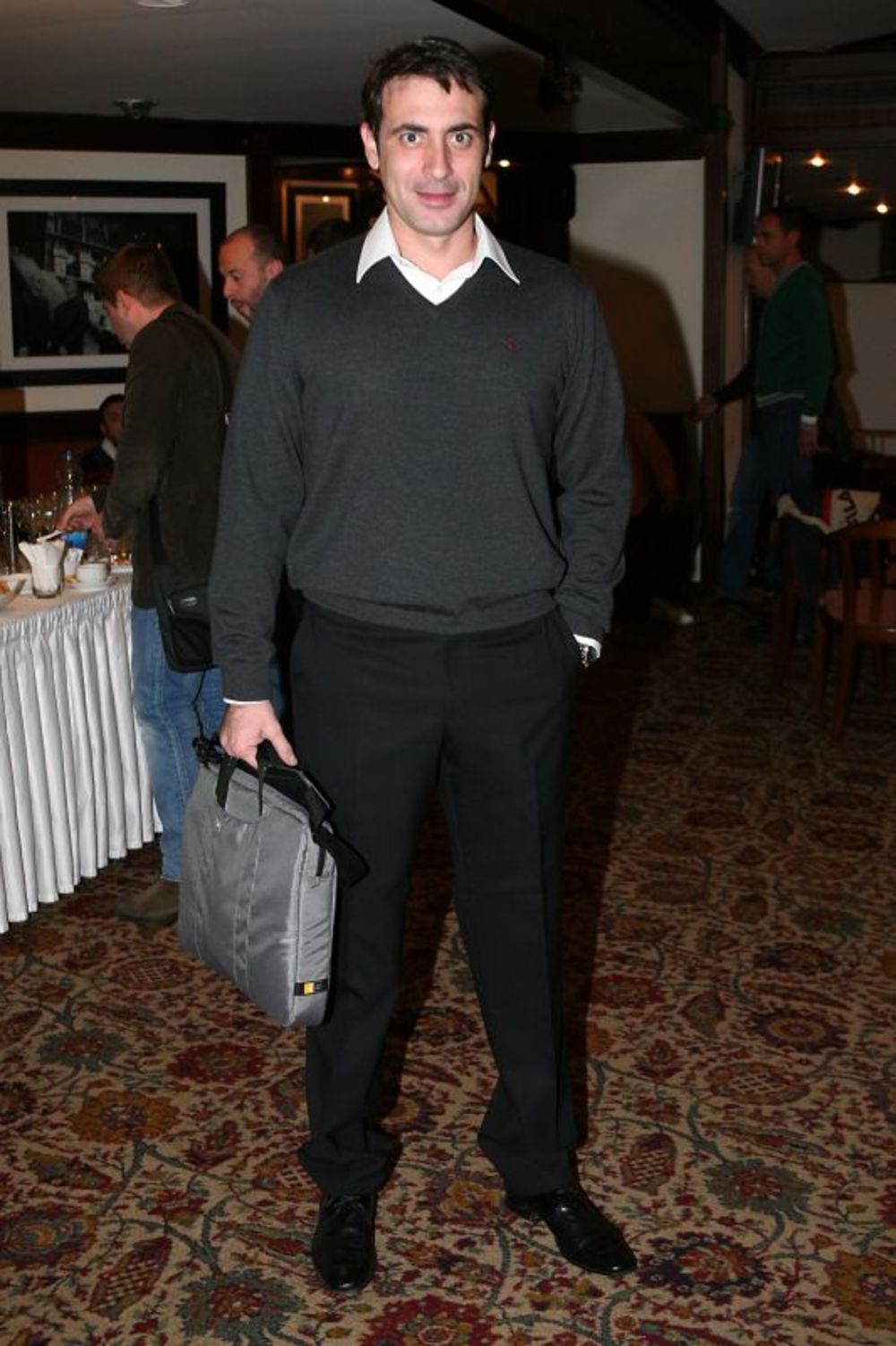 Ivan Zeljković vraća se na televiziju kao domaćin novog kolažnog šou-programa Samo večeras, koji će se emitovati na televiziji B92. Format emisije čine dramski skečevi koji se prepliću sa muzičkim numerama, kao i prilozi sa osvrtom na aktuelna dešavanja. U nek