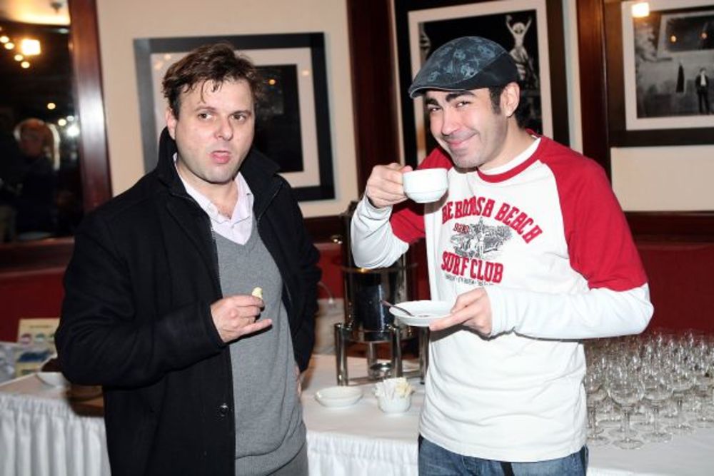 Ivan Zeljković vraća se na televiziju kao domaćin novog kolažnog šou-programa Samo večeras, koji će se emitovati na televiziji B92. Format emisije čine dramski skečevi koji se prepliću sa muzičkim numerama, kao i prilozi sa osvrtom na aktuelna dešavanja. U nek