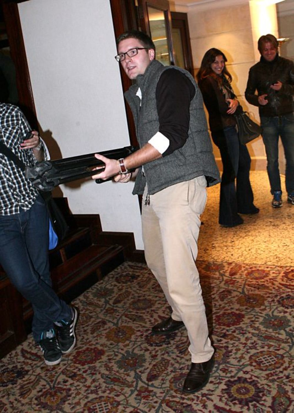 Ivan Zeljković vraća se na televiziju kao domaćin novog kolažnog šou-programa Samo večeras, koji će se emitovati na televiziji B92. Format emisije čine dramski skečevi koji se prepliću sa muzičkim numerama, kao i prilozi sa osvrtom na aktuelna dešavanja. U nek