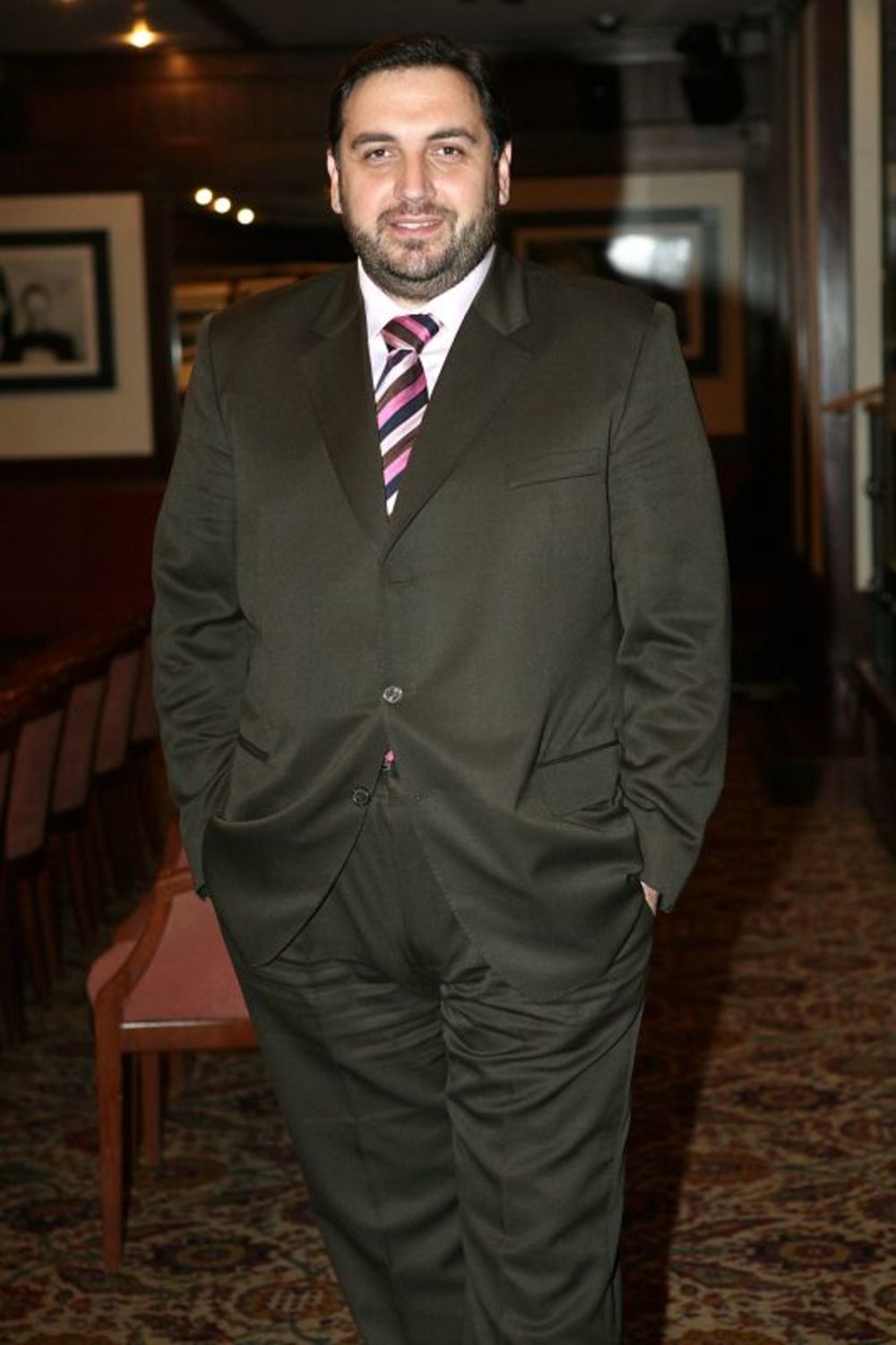 Ivan Zeljković vraća se na televiziju kao domaćin novog kolažnog šou-programa Samo večeras, koji će se emitovati na televiziji B92. Format emisije čine dramski skečevi koji se prepliću sa muzičkim numerama, kao i prilozi sa osvrtom na aktuelna dešavanja. U nek