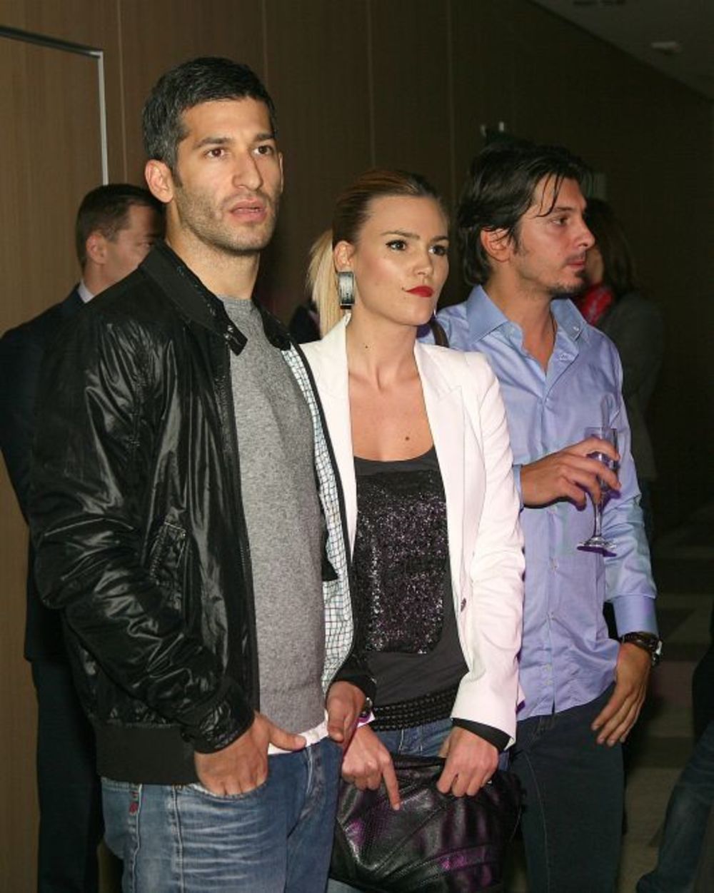 U hotelu Zira u Beogradu organizovana je koncertna promocija albuma Hašiš, koji potpisuje Tonči Huljić, a osim njega u ovom projektu učestvuju i Petar Grašo i Goran Bregović, koji se zbog unapred dogovorenih obaveza nije pojavio. Uz pratnju sastava Madre Badeš