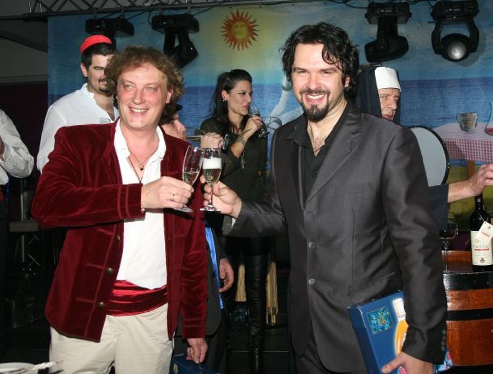 U hotelu Zira u Beogradu organizovana je koncertna promocija albuma Hašiš, koji potpisuje Tonči Huljić, a osim njega u ovom projektu učestvuju i Petar Grašo i Goran Bregović, koji se zbog unapred dogovorenih obaveza nije pojavio. Uz pratnju sastava Madre Badeš