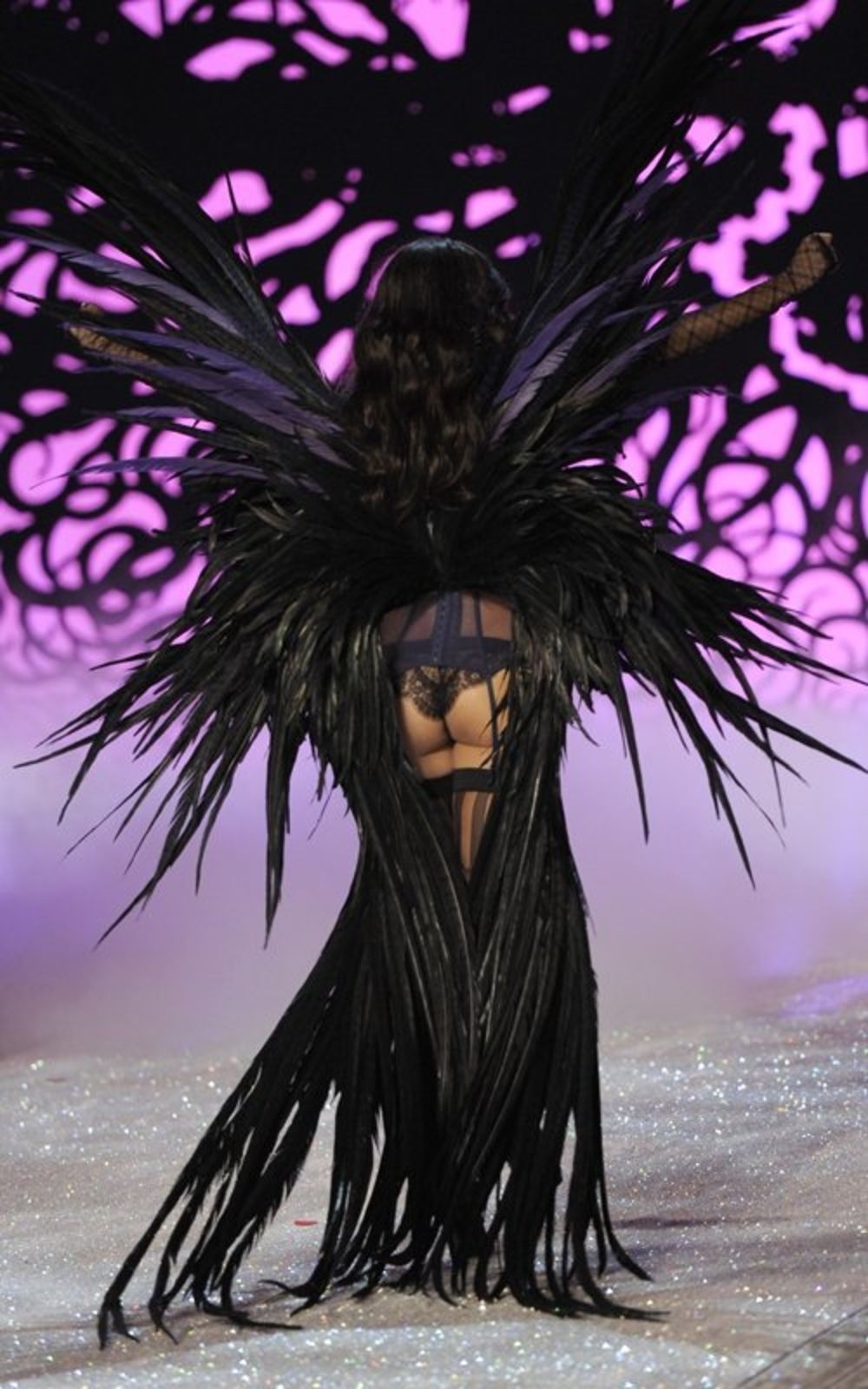 Brazilska lepotica Adrijana Lima nastupila je zajedno sa svojim anđeoskim koleginicama na glamuroznoj reviji kojom je promovisana nova linija ekskluzivnog donjeg veša brenda Victoria’s Secret. Nakon ceremonijalnog dela, zabava za tridesetogodišnju manekenku te