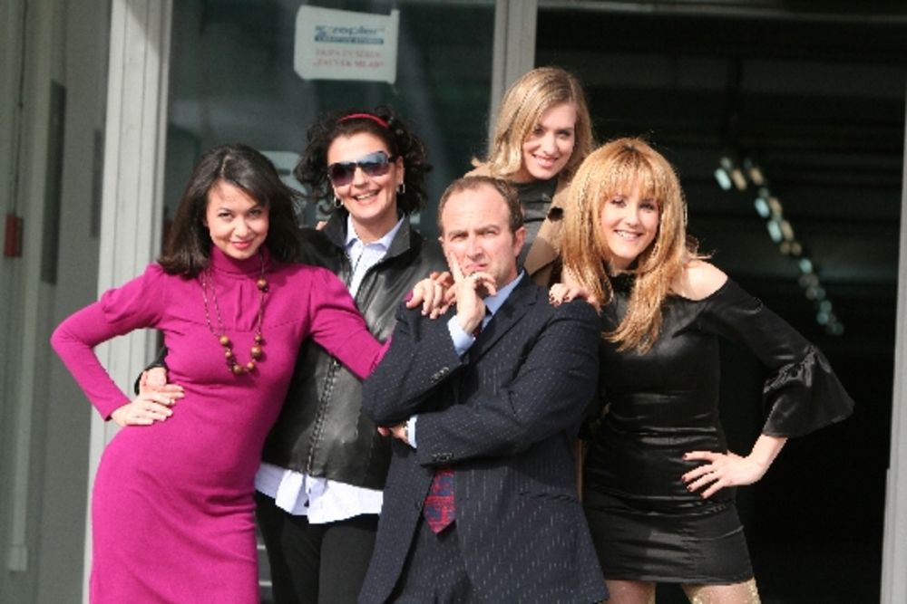 Televizija Vojvodina od 14. novembra emituje humorističko-porodični sitkom zauvek mald u kom igra velika ekipa domaćih glumaca različitih generacija. U osnovi priče je bračni par velikih glumačkih zvezda, slavljenih i hvaljenih na sve strane. U braku su već 30