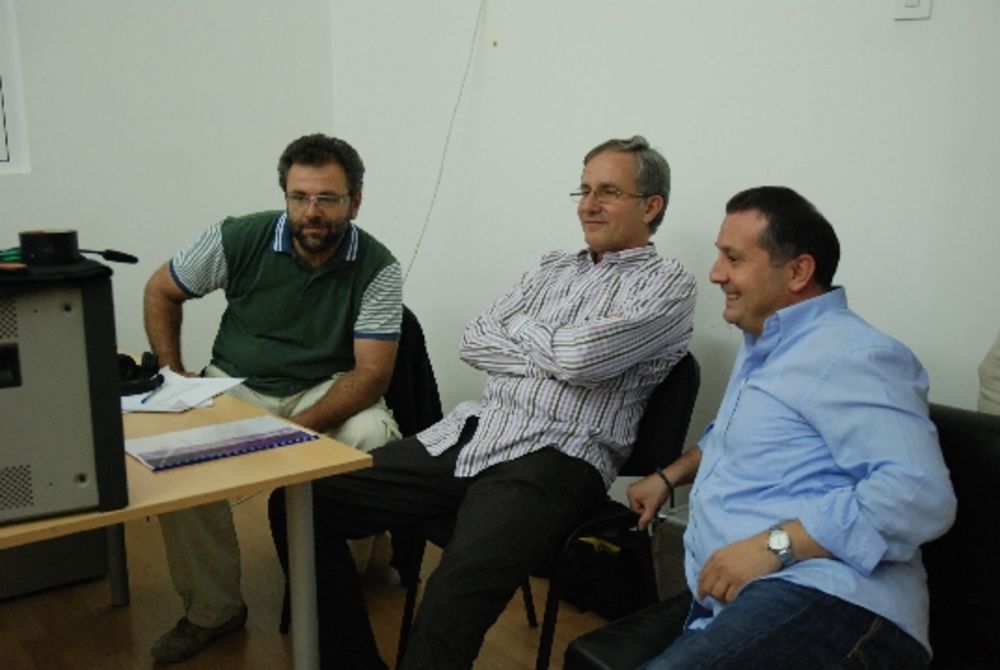 Televizija Vojvodina od 14. novembra emituje humorističko-porodični sitkom zauvek mald u kom igra velika ekipa domaćih glumaca različitih generacija. U osnovi priče je bračni par velikih glumačkih zvezda, slavljenih i hvaljenih na sve strane. U braku su već 30