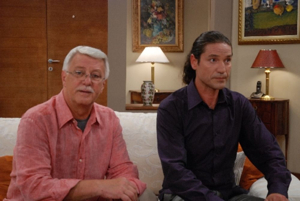 Televizija Vojvodina od 14. novembra emituje humorističko-porodični sitkom zauvek mald u kom igra velika ekipa domaćih glumaca različitih generacija. U osnovi priče je bračni par velikih glumačkih zvezda, slavljenih i hvaljenih na sve strane. U braku su već 30