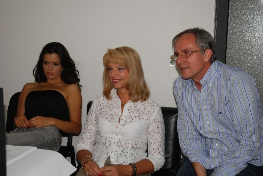 Televizija Vojvodina od 14. novembra emituje humorističko-porodični sitkom zauvek mald u kom igra velika ekipa domaćih glumaca različitih generacija. U osnovi priče je bračni par velikih glumačkih zvezda, slavljenih i hvaljenih na sve strane. U braku su već 30