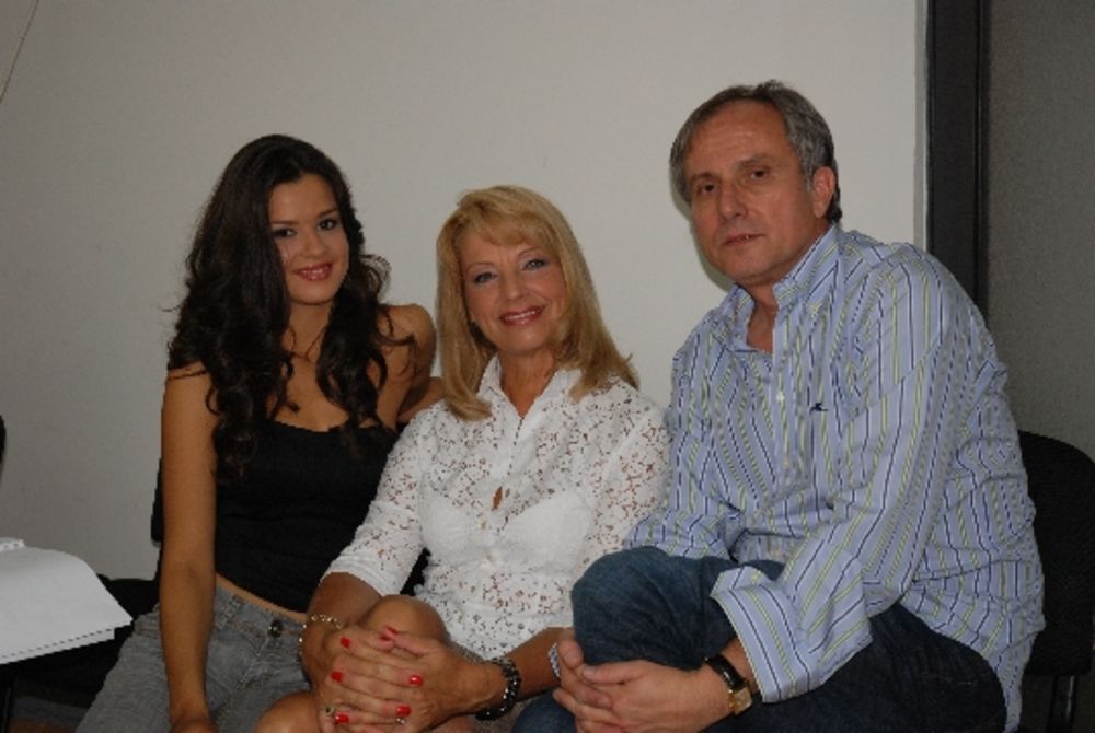 Televizija Vojvodina od 14. novembra emituje humorističko-porodični sitkom zauvek mald u kom igra velika ekipa domaćih glumaca različitih generacija. U osnovi priče je bračni par velikih glumačkih zvezda, slavljenih i hvaljenih na sve strane. U braku su već 30