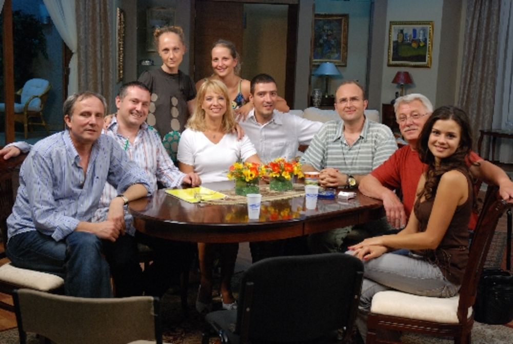 Televizija Vojvodina od 14. novembra emituje humorističko-porodični sitkom zauvek mald u kom igra velika ekipa domaćih glumaca različitih generacija. U osnovi priče je bračni par velikih glumačkih zvezda, slavljenih i hvaljenih na sve strane. U braku su već 30