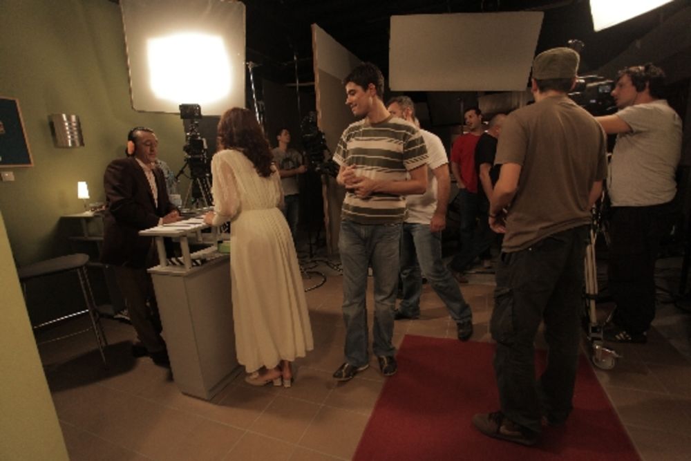 Televizija Vojvodina od 14. novembra emituje humorističko-porodični sitkom zauvek mald u kom igra velika ekipa domaćih glumaca različitih generacija. U osnovi priče je bračni par velikih glumačkih zvezda, slavljenih i hvaljenih na sve strane. U braku su već 30