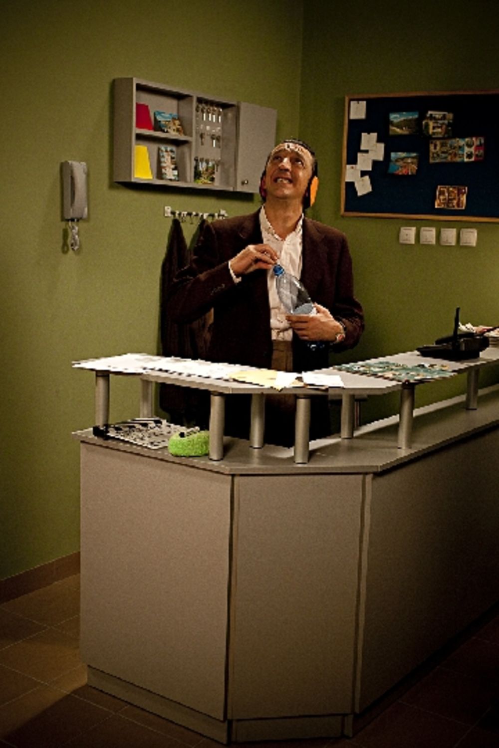 Televizija Vojvodina od 14. novembra emituje humorističko-porodični sitkom zauvek mald u kom igra velika ekipa domaćih glumaca različitih generacija. U osnovi priče je bračni par velikih glumačkih zvezda, slavljenih i hvaljenih na sve strane. U braku su već 30