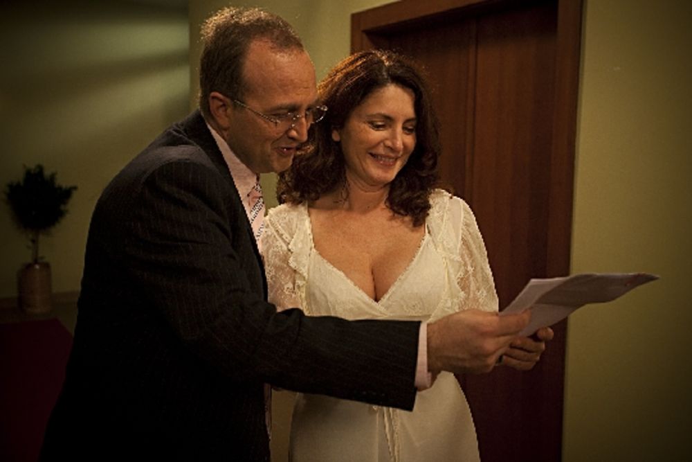 Televizija Vojvodina od 14. novembra emituje humorističko-porodični sitkom zauvek mald u kom igra velika ekipa domaćih glumaca različitih generacija. U osnovi priče je bračni par velikih glumačkih zvezda, slavljenih i hvaljenih na sve strane. U braku su već 30