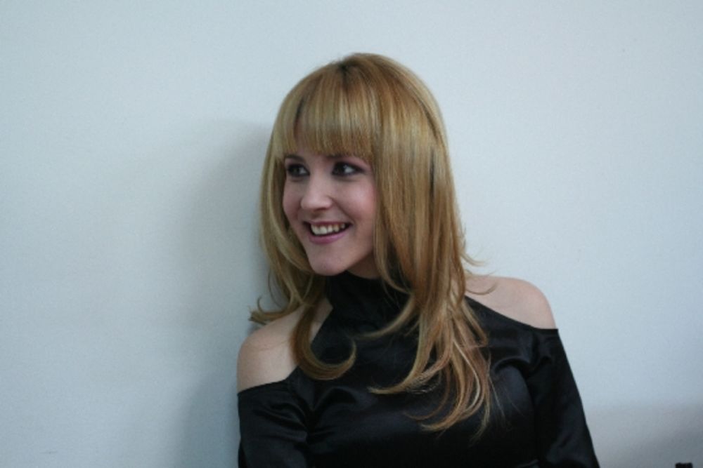 Televizija Vojvodina od 14. novembra emituje humorističko-porodični sitkom zauvek mald u kom igra velika ekipa domaćih glumaca različitih generacija. U osnovi priče je bračni par velikih glumačkih zvezda, slavljenih i hvaljenih na sve strane. U braku su već 30