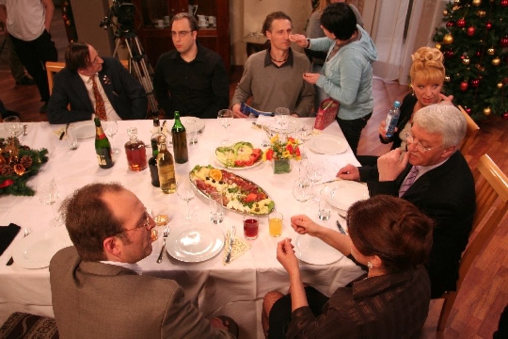 Televizija Vojvodina od 14. novembra emituje humorističko-porodični sitkom zauvek mald u kom igra velika ekipa domaćih glumaca različitih generacija. U osnovi priče je bračni par velikih glumačkih zvezda, slavljenih i hvaljenih na sve strane. U braku su već 30