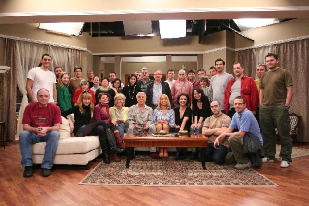 Televizija Vojvodina od 14. novembra emituje humorističko-porodični sitkom zauvek mald u kom igra velika ekipa domaćih glumaca različitih generacija. U osnovi priče je bračni par velikih glumačkih zvezda, slavljenih i hvaljenih na sve strane. U braku su već 30